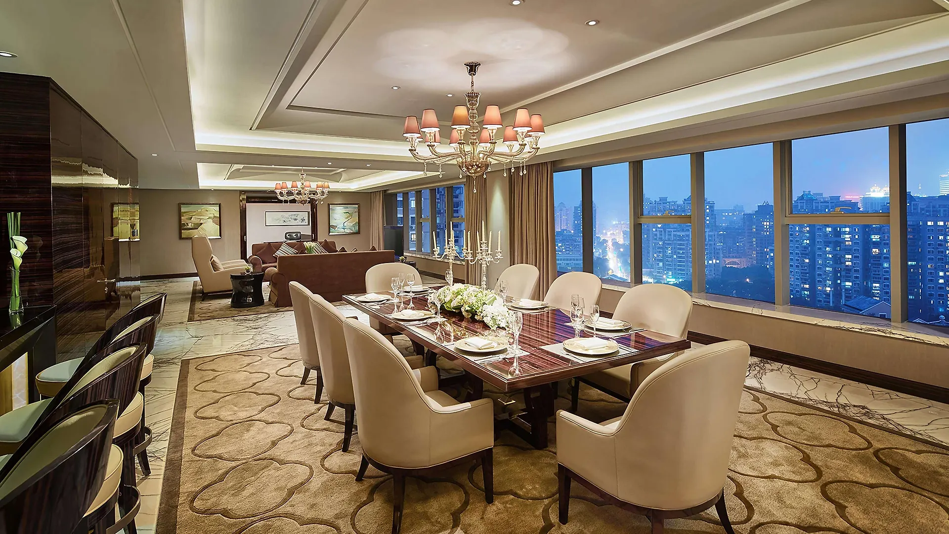 Hilton Shanghai Hongqiao 5*,