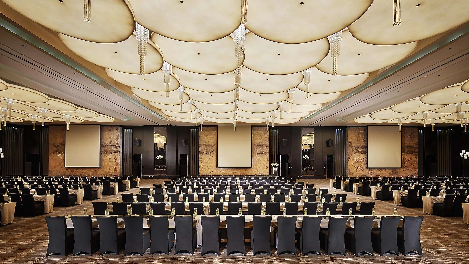 Hilton Shanghai Hongqiao 5*,