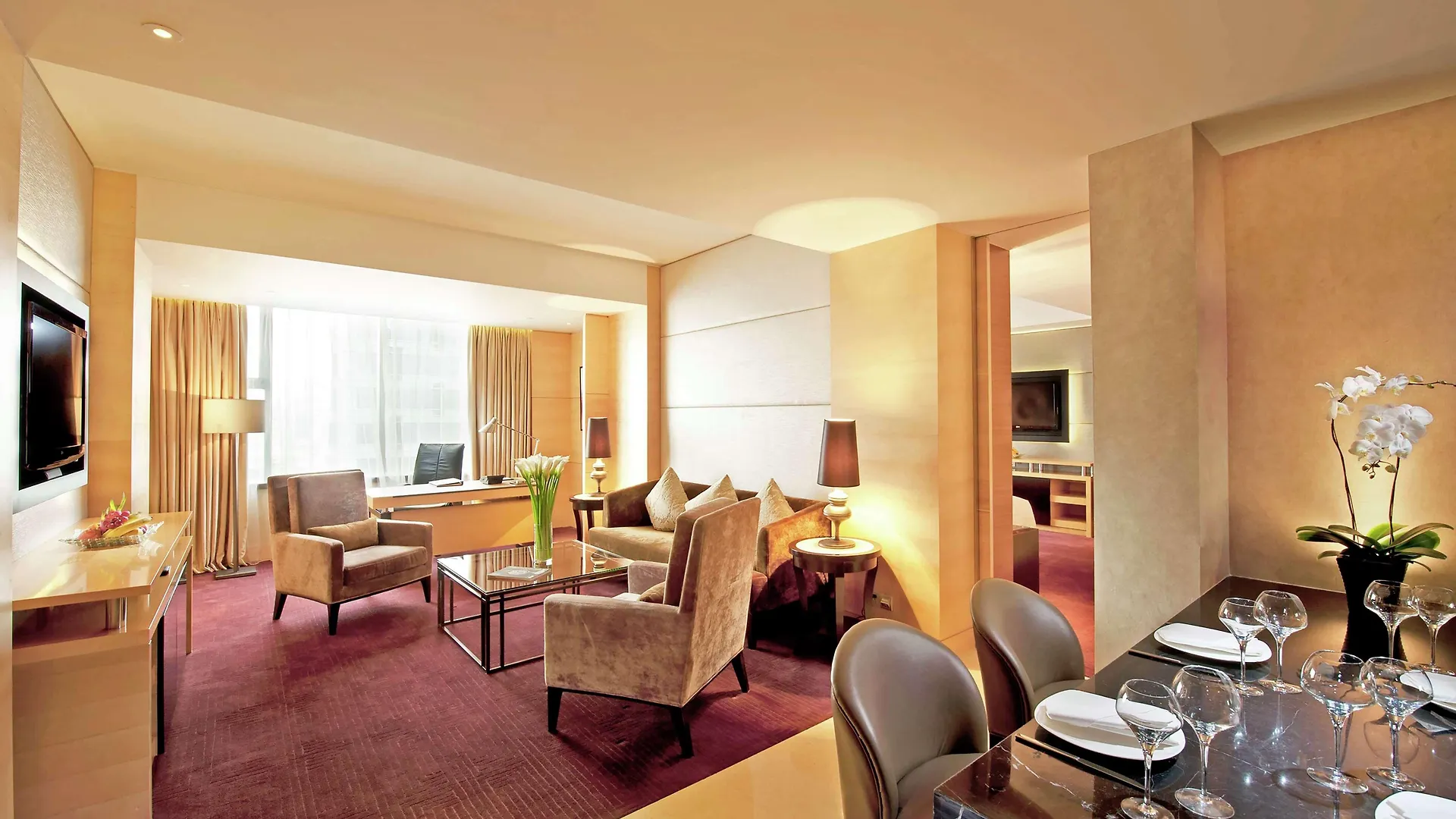 Hilton Shanghai Hongqiao 5*,