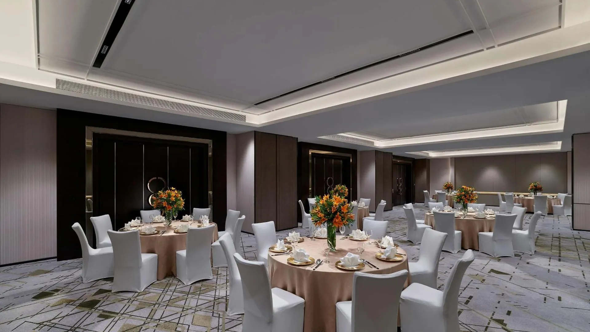 Hilton Shanghai Hongqiao 5*,