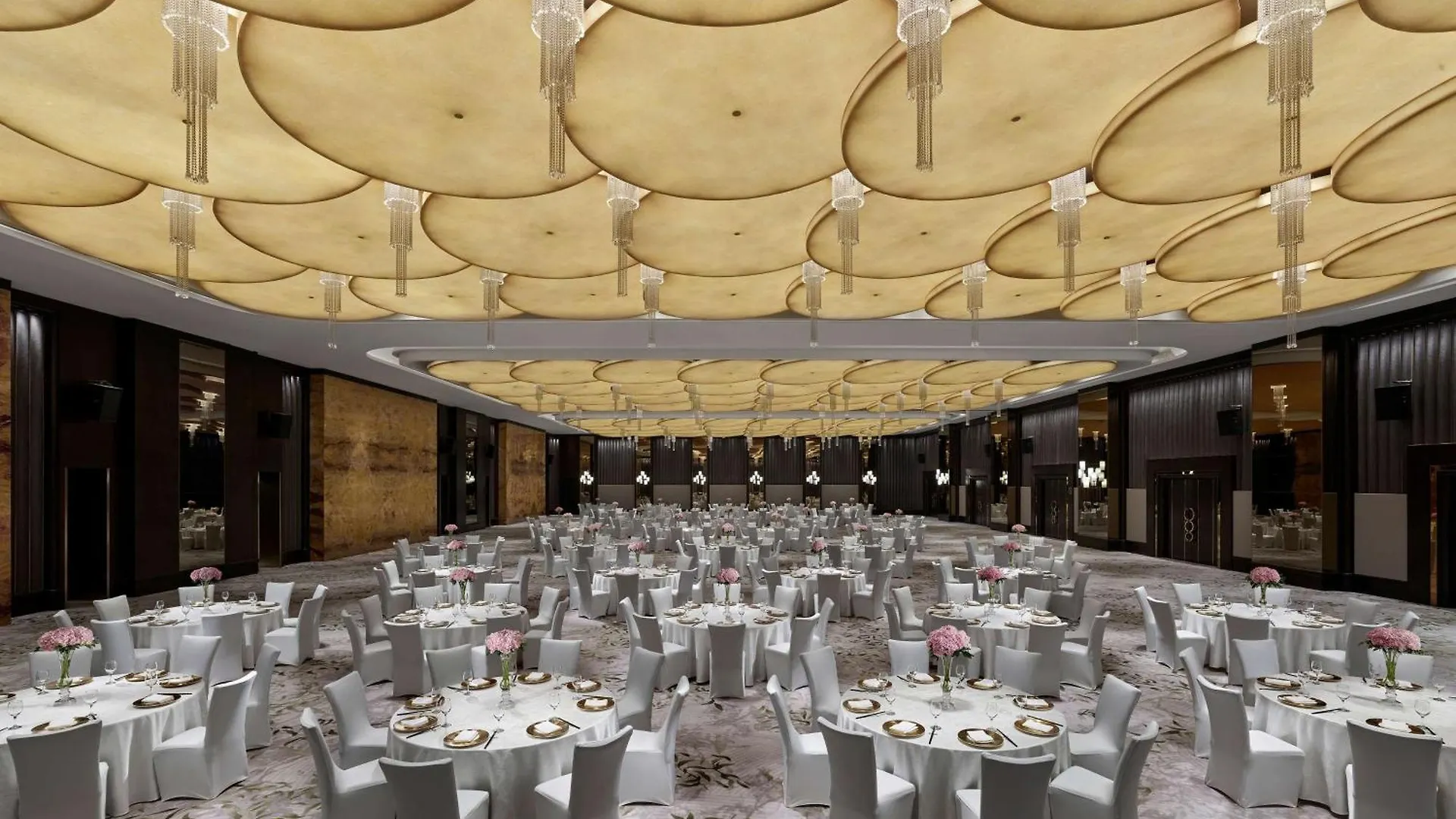 Hilton Shanghai Hongqiao 5*,