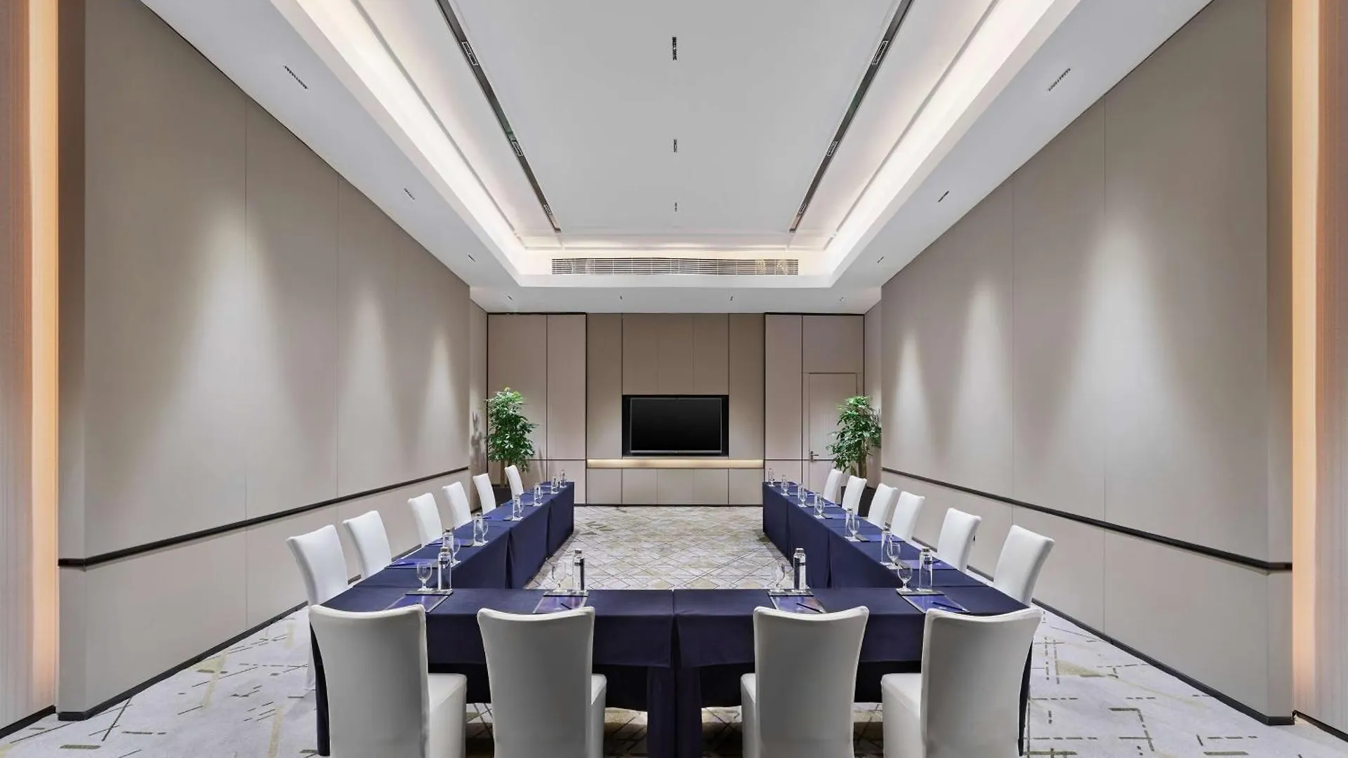 Hilton Shanghai Hongqiao 5*,