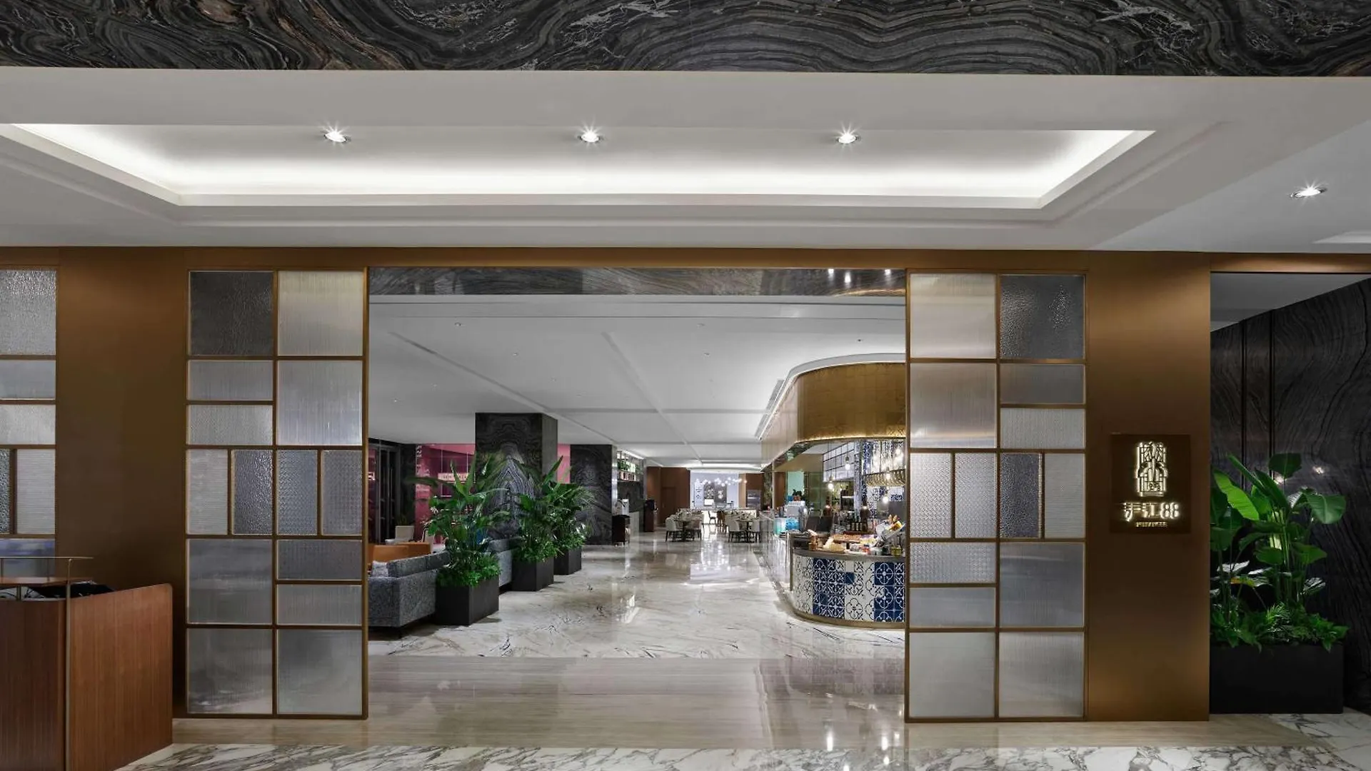 Hilton Shanghai Hongqiao 5*,