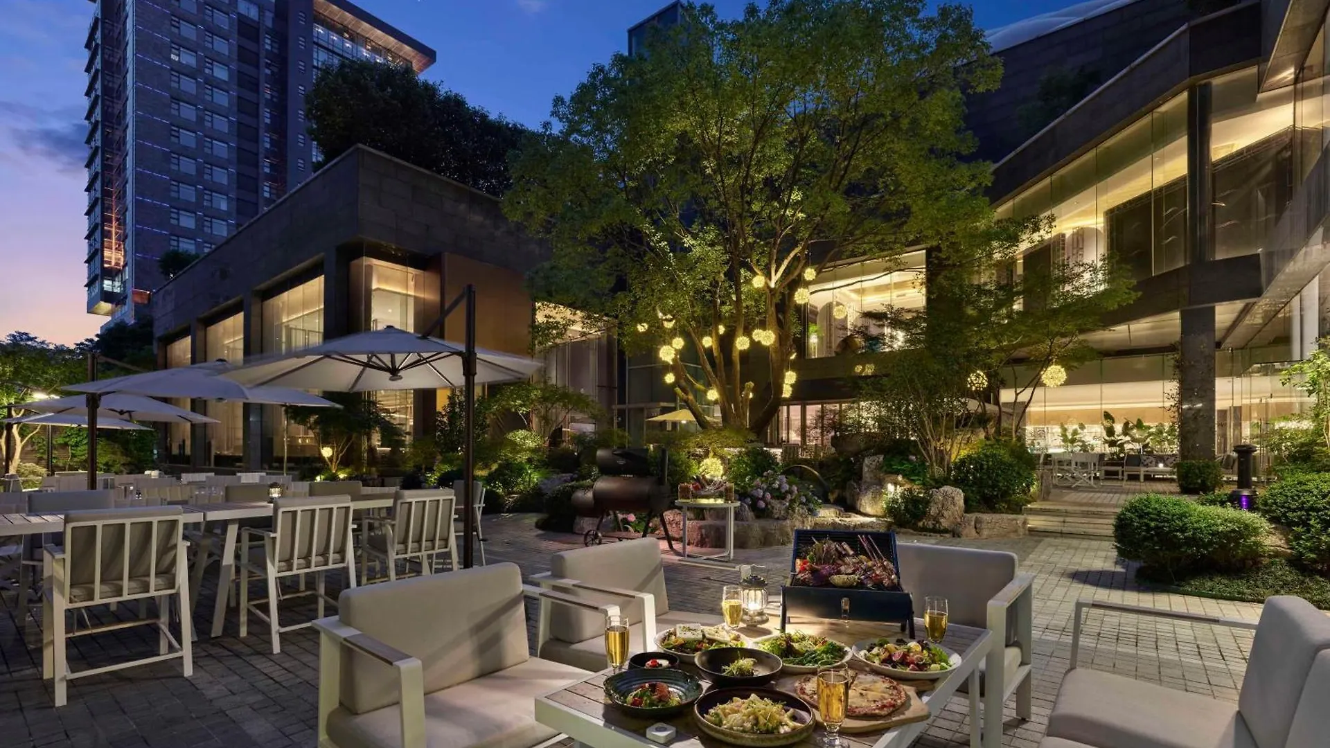 Hilton Shanghai Hongqiao 5*,